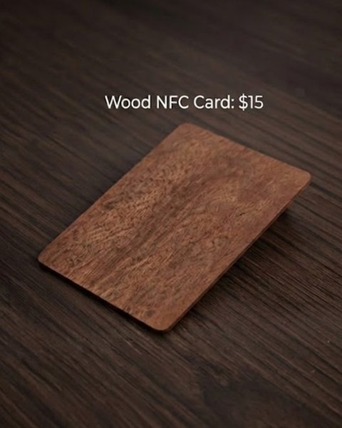 Carte NFC en bois véritable posée sur une table sombre