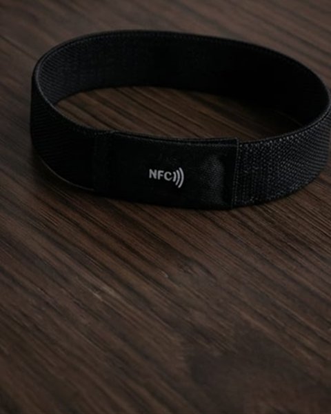 Bracelet NFC en tissu noir avec logo NFC